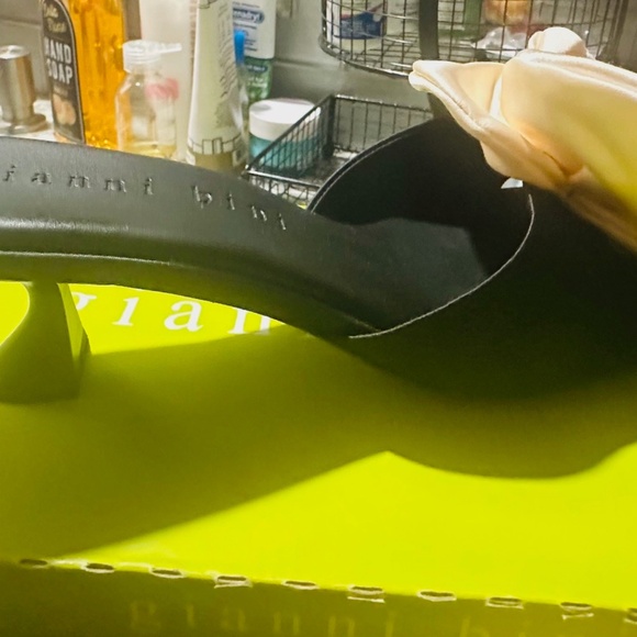 Gianni Bini Brand New Black Pumps with BIG White Bow - Size 9 M - Picture 9 of 11